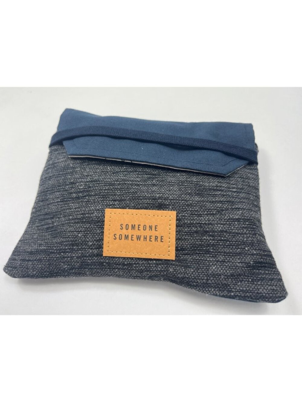 Delta One Travel Amenity Kit  Someone Somewhere  Includes Eye Mask Socks 71g - Picture 5 of 6